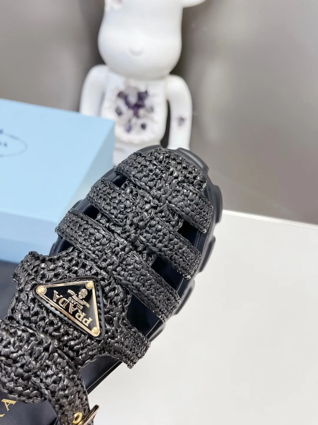 👟👟Ex-factory price 640👟👟 Straw 2023 exclusive version super hot🎊🎊🎊hot prada Prada cage shoes sawtooth Roman braided thick-soled rubber sandals retro fashionable and avant-garde gear teeth 55mm Thick-soled soles, the upper perfectly restores the original craftsmanship, and is made of purely hand-woven uppers. The cost is extremely high, making the whole pair of shoes light and comfortable, full of holiday feel, and bright colors 💐💐💐💐 to satisfy a variety of choices for fashionable people with different styles! The iconic metal triangle logo is paired with the shape of ancient beach sandals. Every design element is fashionable! Code number 35-40